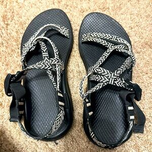 Chacos Women’s B&W tribal print size 7W